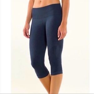 Like new LULULEMON cropped leggings navy size 0
